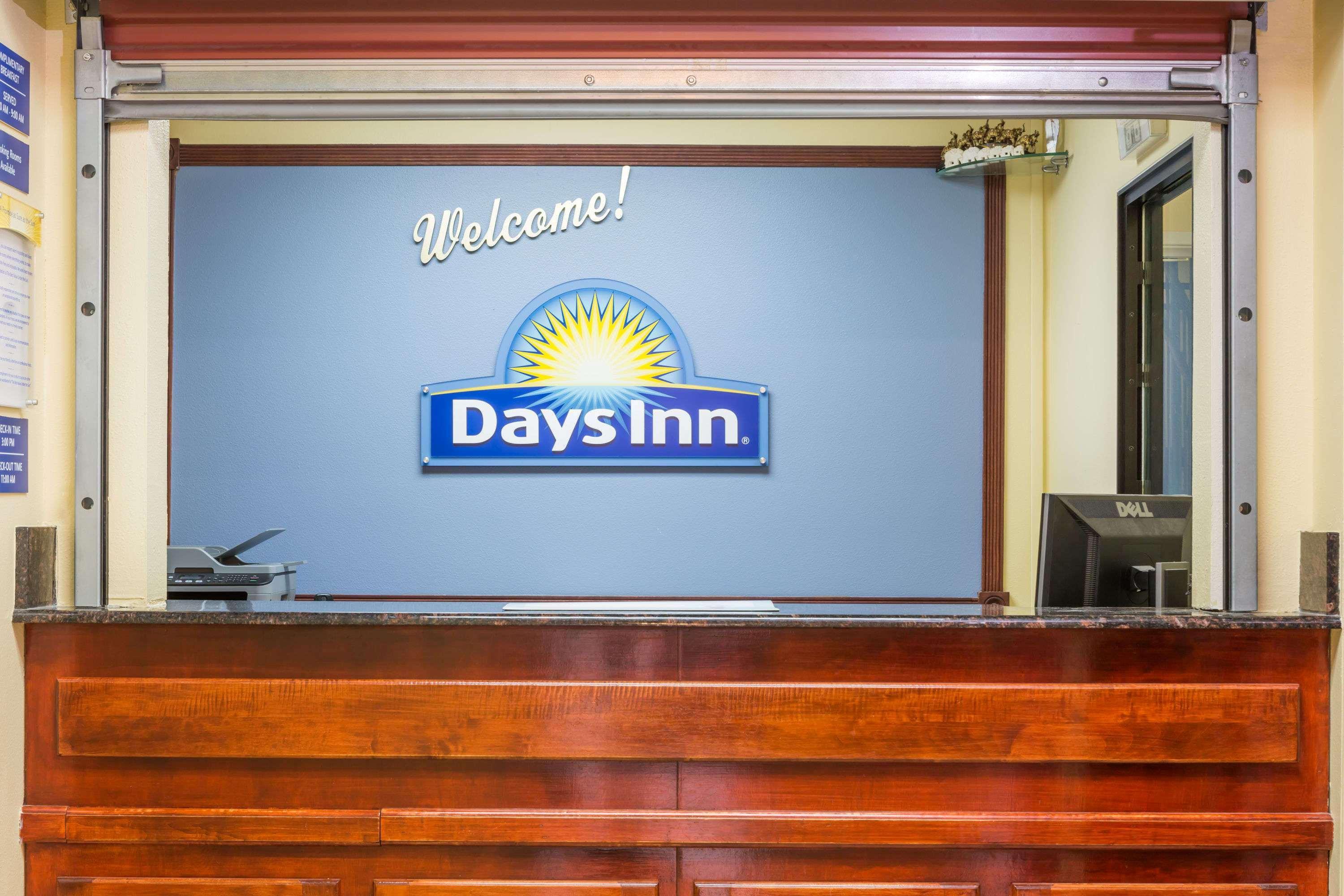 Days Inn By Wyndham Rayne Exterior photo